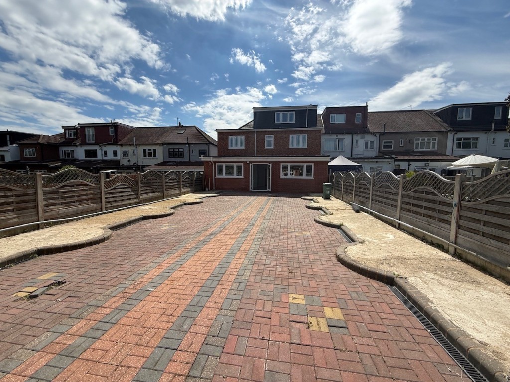 Lot: 166 - HOUSE WITH VERSATILE ACCOMMODATION - Rear aspect of dwelling